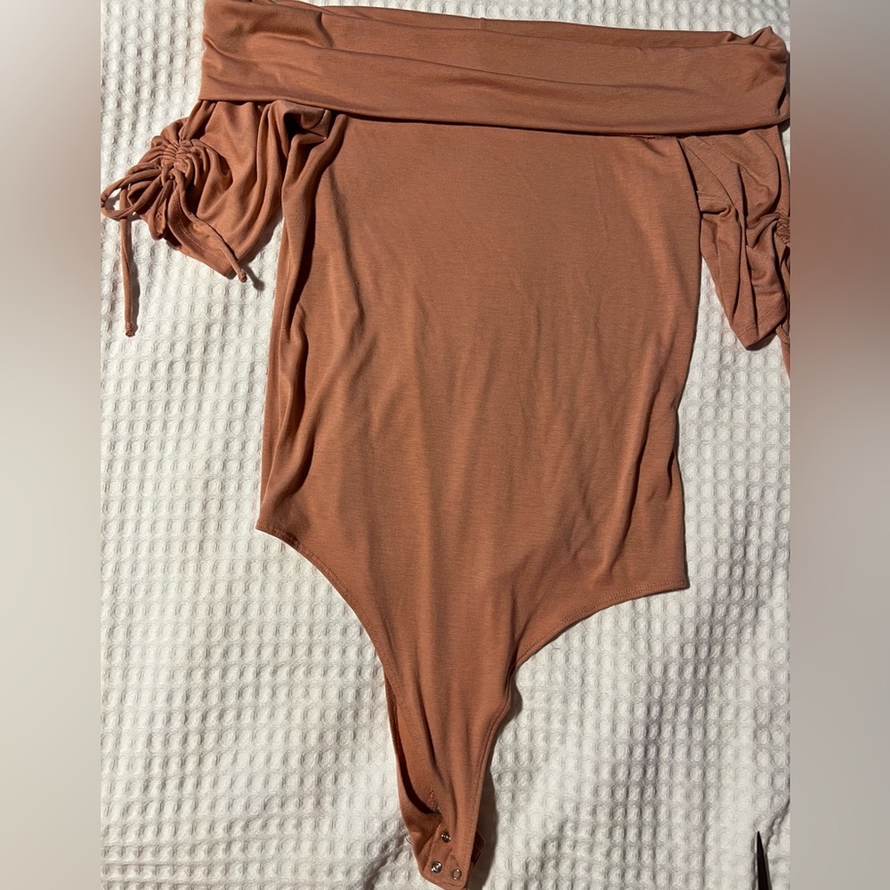 NWOT Guess Blush off the shoulders Bodysuit. Juniors Large